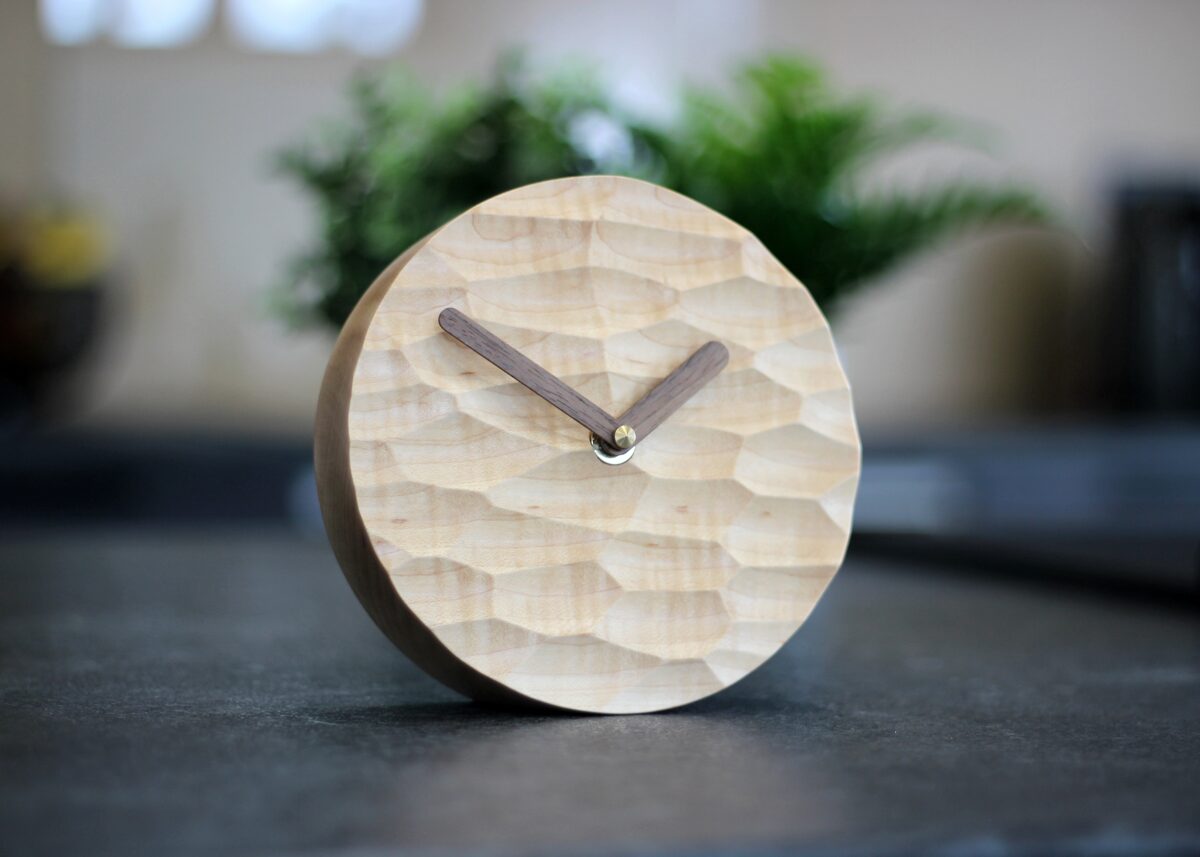 Koka galda pulkstenis - Kļava 