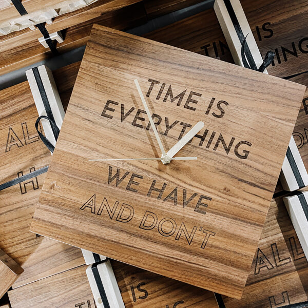 Koka pulkstenis ar gravējumu