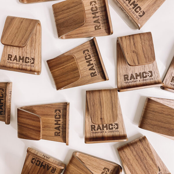 Telefona turētāji ar gravējumu