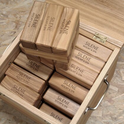 lielizmēra jenga koka kastē 