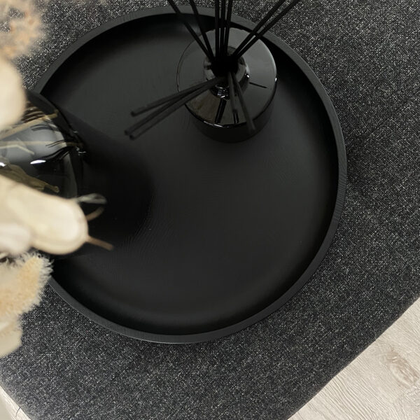 melna apaļa paplāte