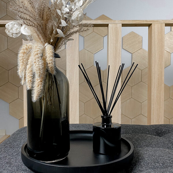 melna apaļa paplāte