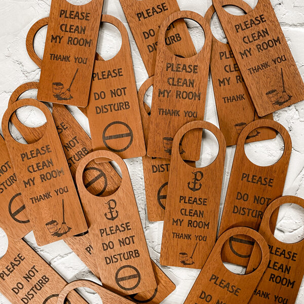 Durvju zīme - Durvju roktura uzraksts