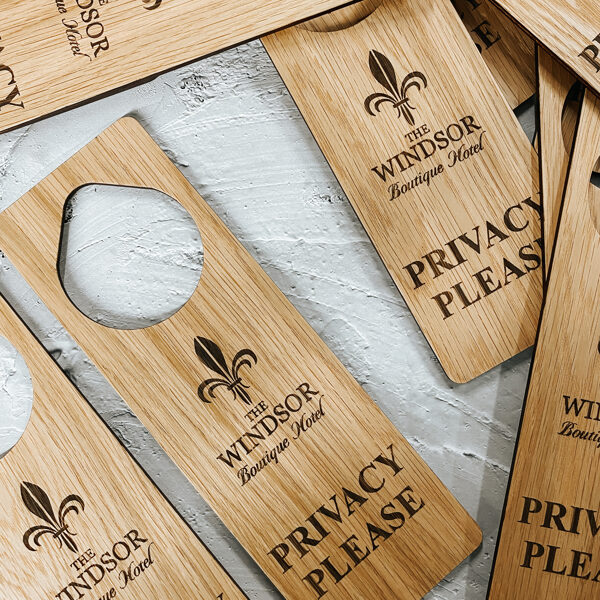 Durvju zīme - Durvju roktura uzraksts